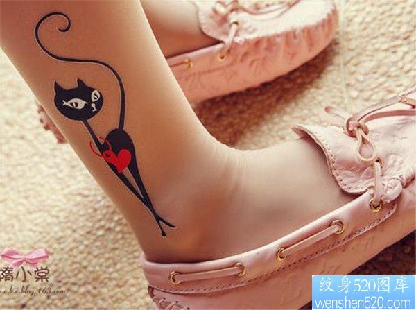 女性腿部小清新猫咪纹身图案