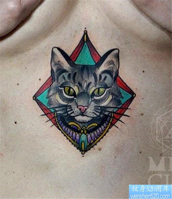 胸部彩色猫咪纹身图案