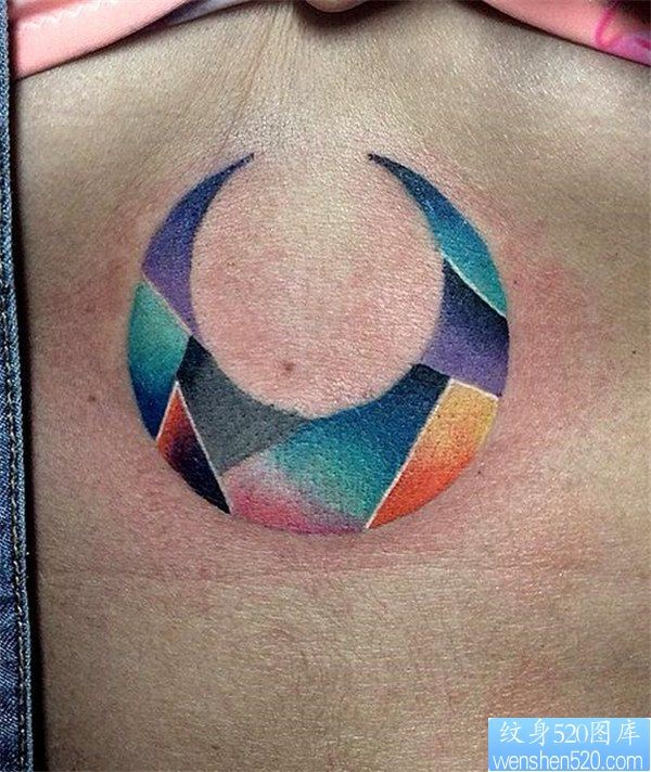 女性胸部彩色月亮纹身图案
