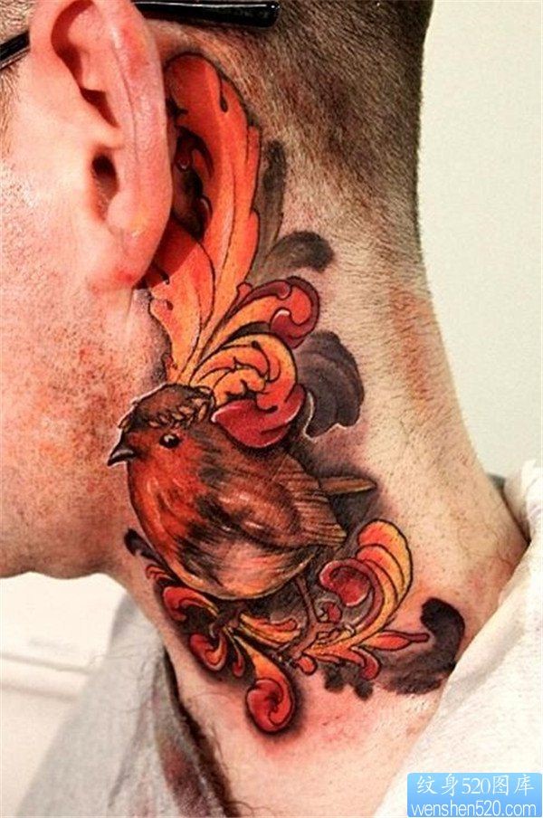 一款彩色脖子鸟纹身图案