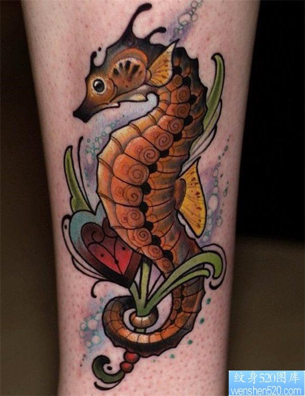 一款手臂彩色海马纹身图案