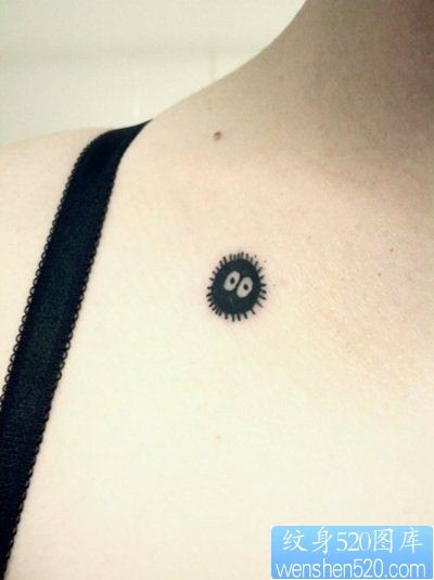 小清新胸部可爱太阳纹身图案