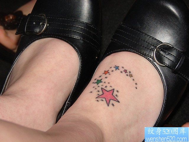 小清新脚部五角星星星纹身图案