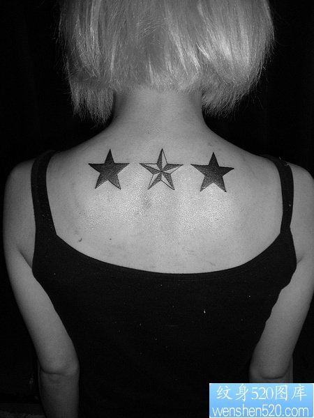 小清新背部三个五角星纹身图案