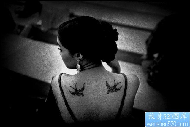 小清新背部燕子纹身图案