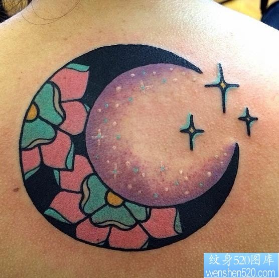 背部彩色月亮纹身图案