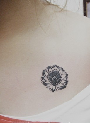 女性肩部小小的黑白色莲花图腾刺青