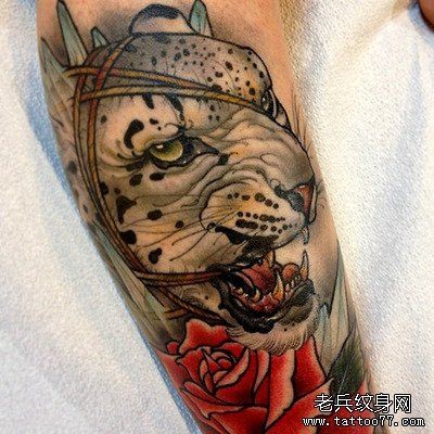 腿部个性豹子纹身图案