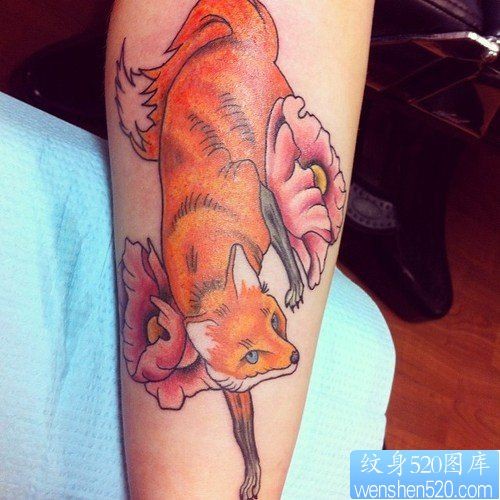 纹身推荐一款手臂彩色狐狸纹身图案