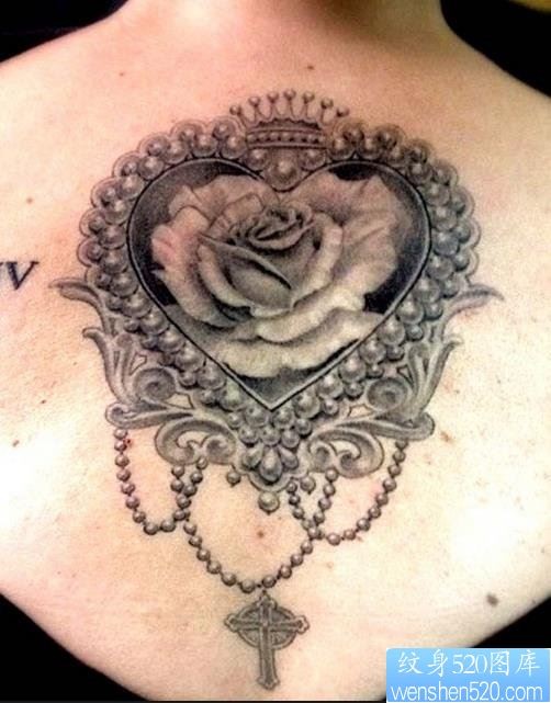 胸部玫瑰十字架纹身图案