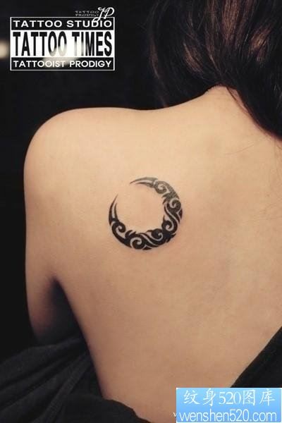 小清新女性背部月亮图腾纹身图案