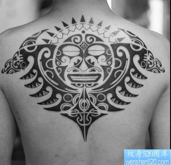 一款背部玛雅图腾纹身图案