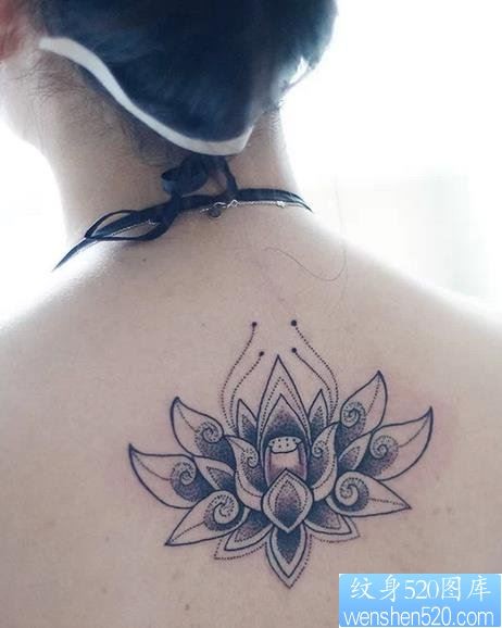 女性背部莲花纹身图案