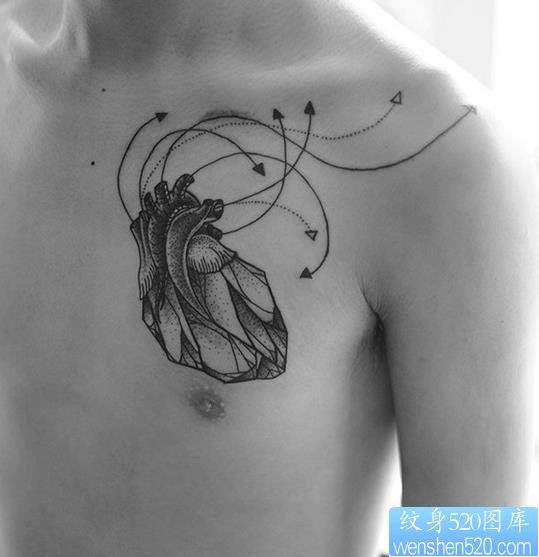 胸口个性心脏纹身图案
