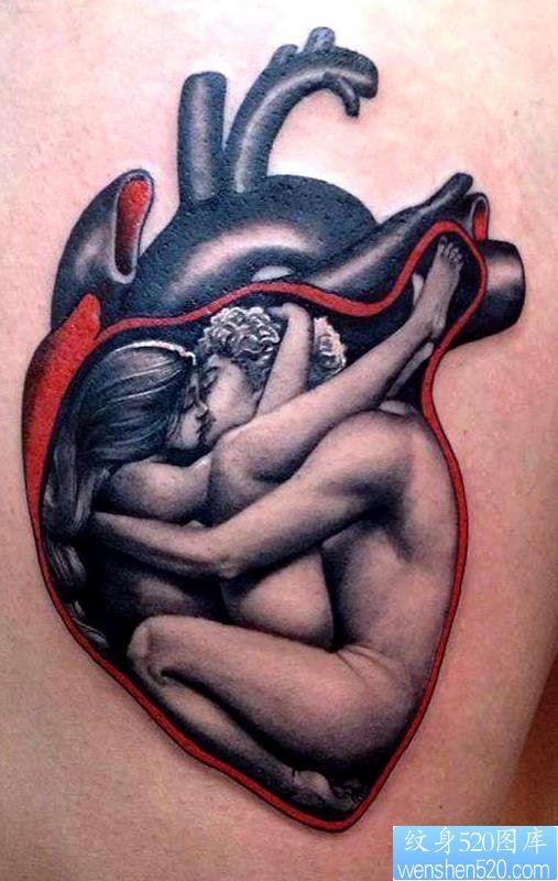 一款背部鸽子心脏纹身图案