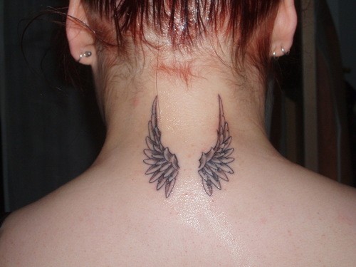 颈部漂亮小巧的翅膀纹身