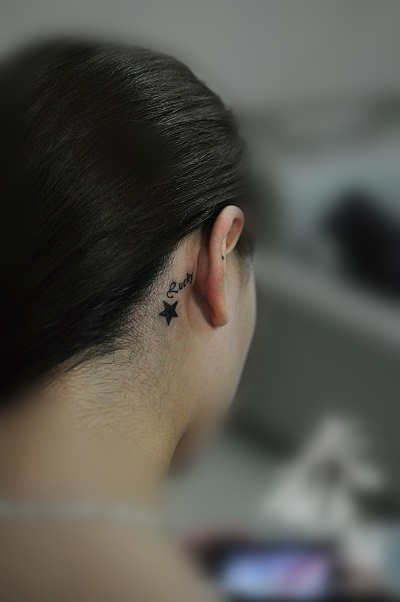 女性耳根后星星刺青