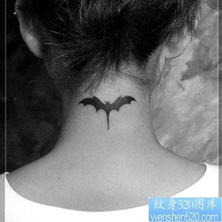 小清新颈部蝙蝠纹身图案