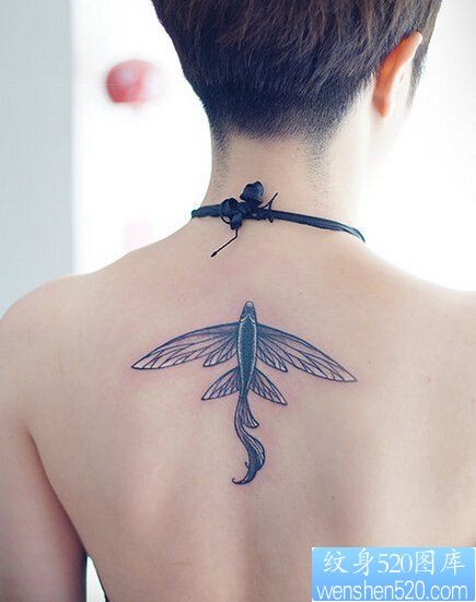 一款女性背部飞鱼纹身图案