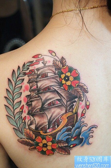 女性肩部帆船纹身图案