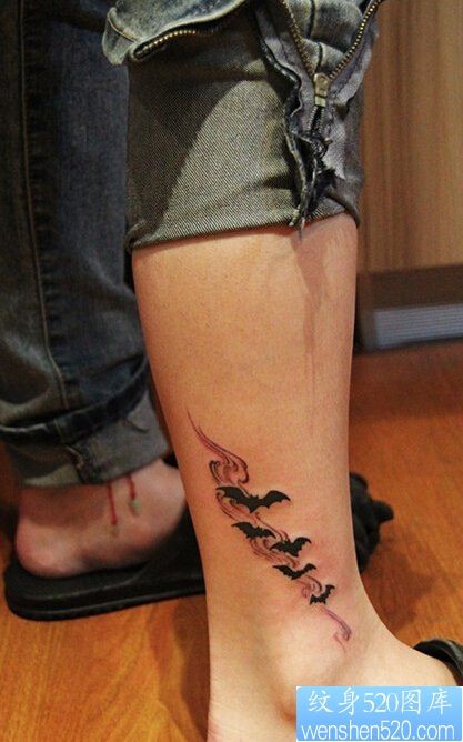 腿部个性蝙蝠纹身图案