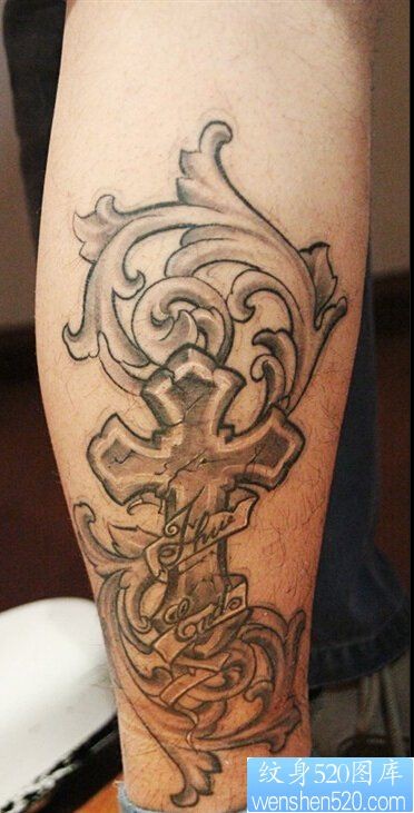 一款腿部巴洛克十字纹身图案