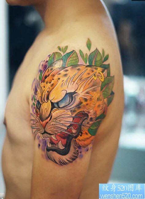 大臂上一款彩色豹子纹身图案