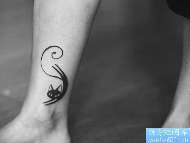 女性脚踝猫咪纹身图案