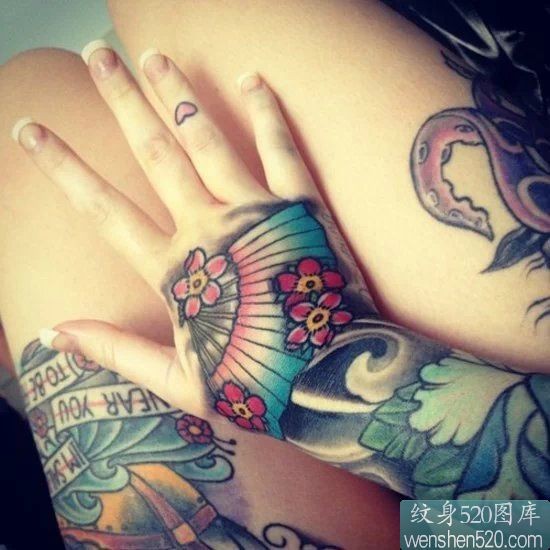 9张手部炫彩美丽的纹身图片