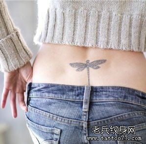 小清新腰部蜻蜓纹身图案