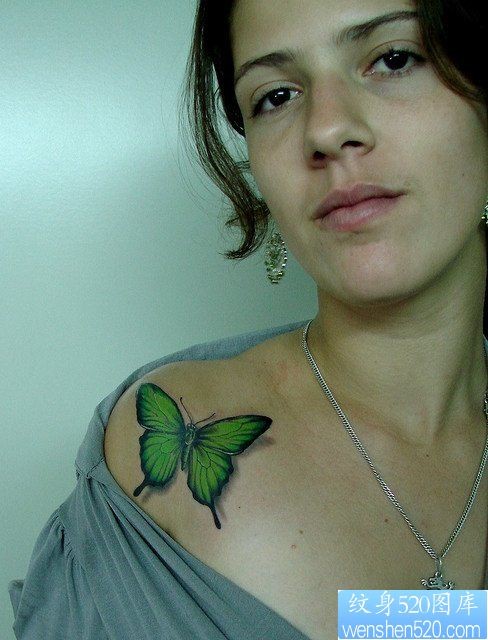 小清新女性肩部蝴蝶纹身图案