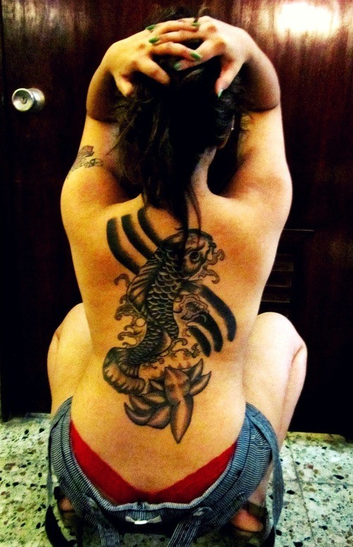 女性背部一条霸气的鲤鱼纹身