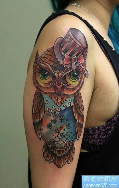 一款女性手臂彩色猫头鹰纹身图案