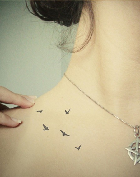 女性颈部小鸟刺青