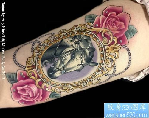 手臂马玫瑰花纹身图案
