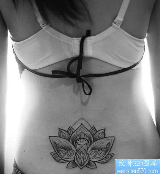 女性腰部点刺莲花纹身图案