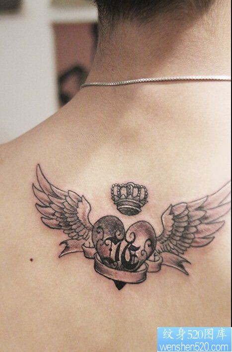 背部翅膀皇冠纹身图案
