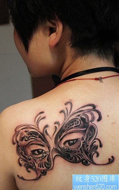 女性肩部蝴蝶面具纹身图案