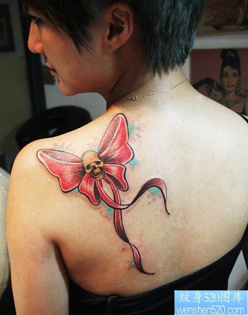女性肩部蝴蝶结骷髅纹身图案