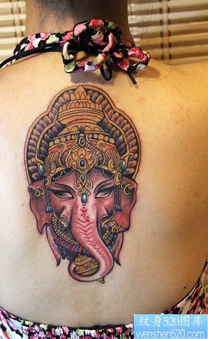 女性背部彩色象神纹身图案