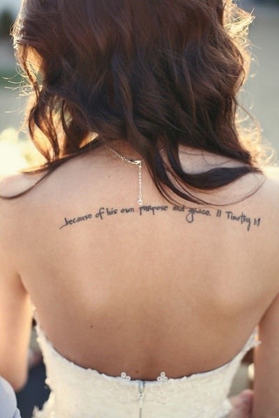 女性背部好看的字母纹身