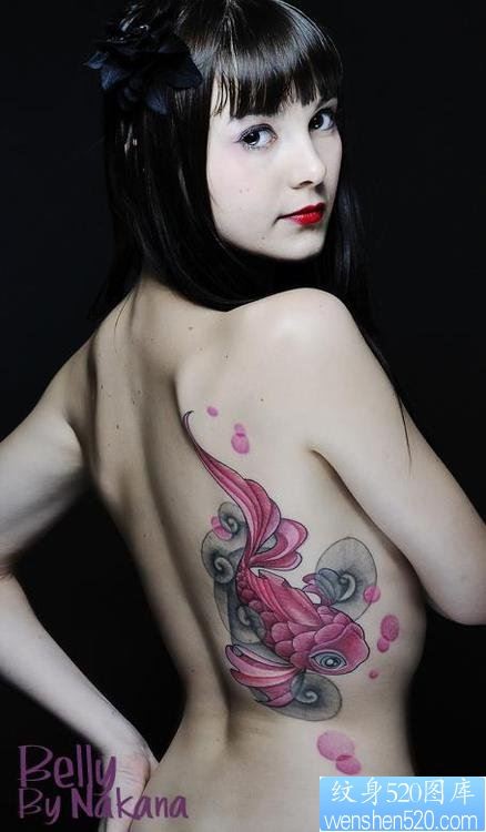 女性腰部彩色鱼纹身图案