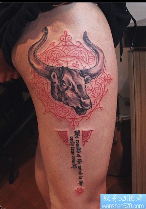 腿部彩色牛头纹身图案