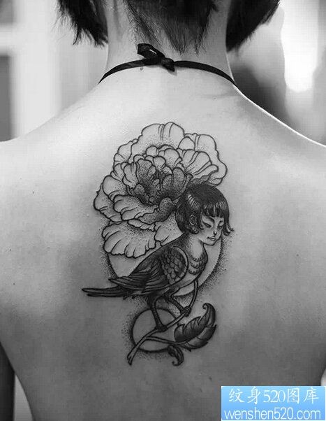 女性背部牡丹羽人纹身图案