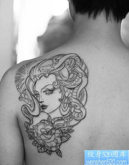 一款背部美杜莎纹身图案