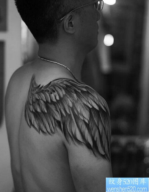一款肩部单翼翅膀纹身图案