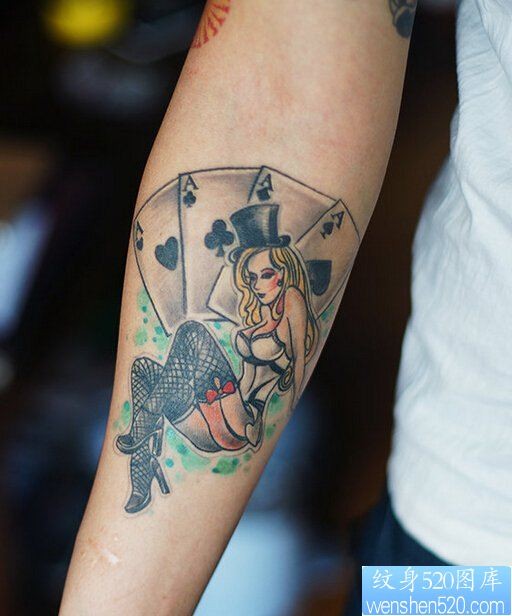 手臂扑克牌女郎纹身图案