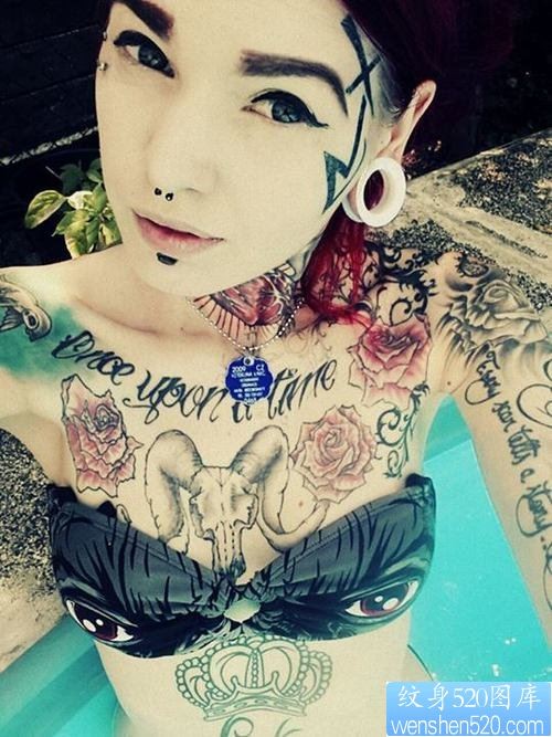 女人彩色花臂纹身图案