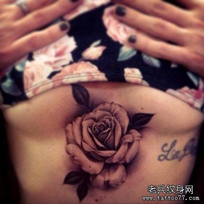 女性胸部玫瑰花纹身图案