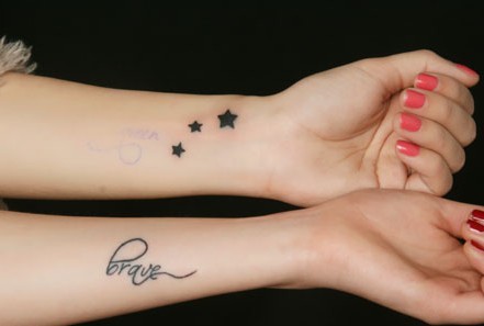 女性双臂小纹饰